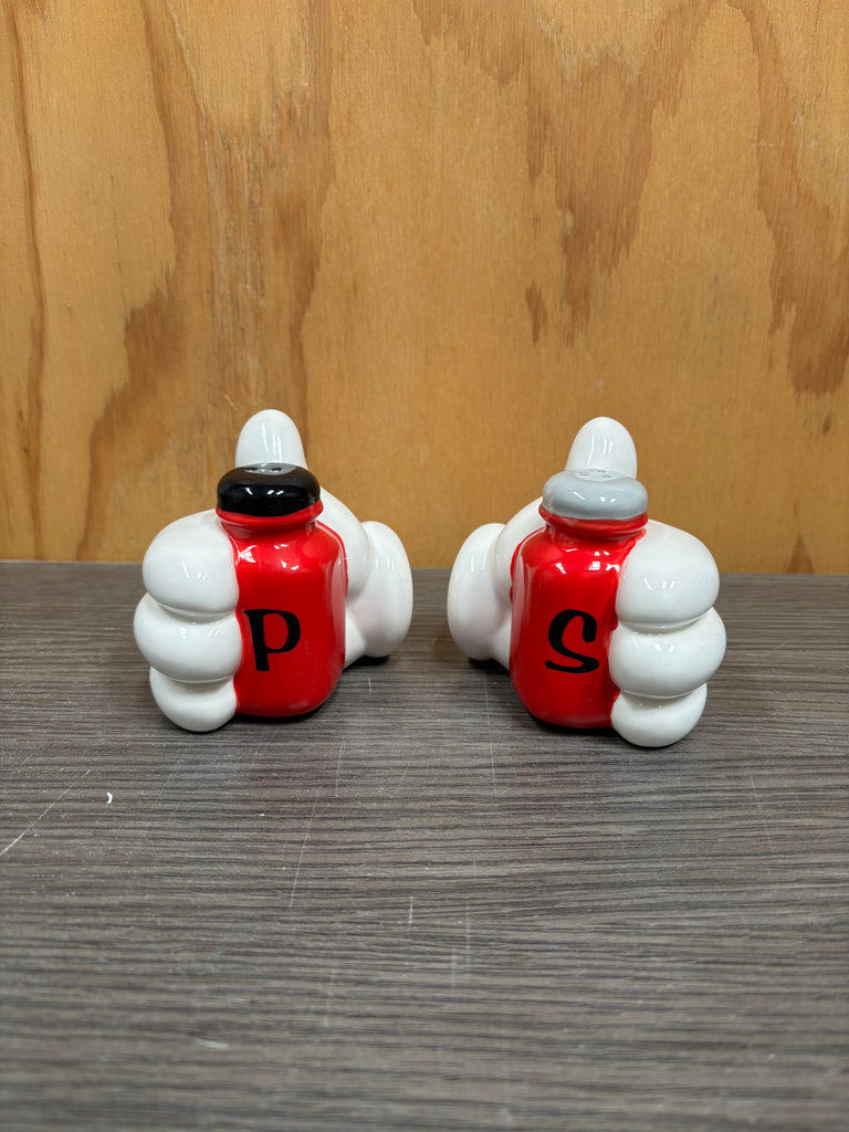 Disney Ceramics Salt and Pepper Shaker Set - Mickey hands