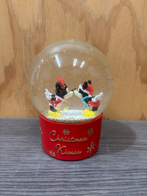 Disney Christmas By Widdop And Co Snowglobe - Christmas Kisses