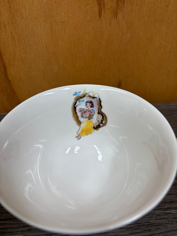 English Ladies D100 - Snow White - Cup And Saucer